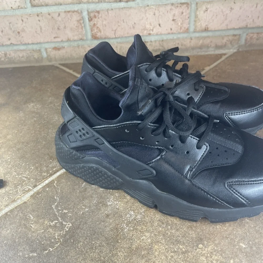 Black Nike Women's Athletic Sneakers - Classic All-Black Design - Picture 5 of 9